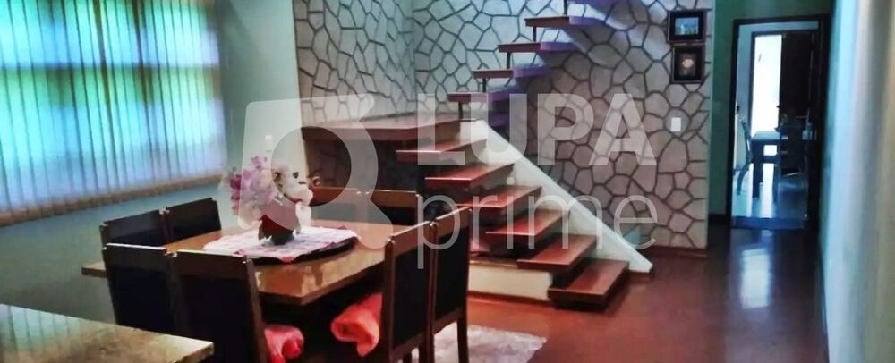 Casa à venda com 3 quartos, 206m² - Foto 1