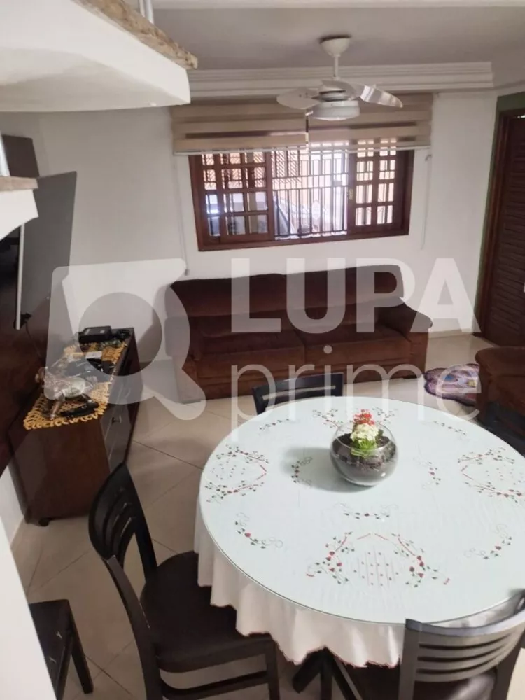 Casa à venda com 2 quartos, 160m² - Foto 2