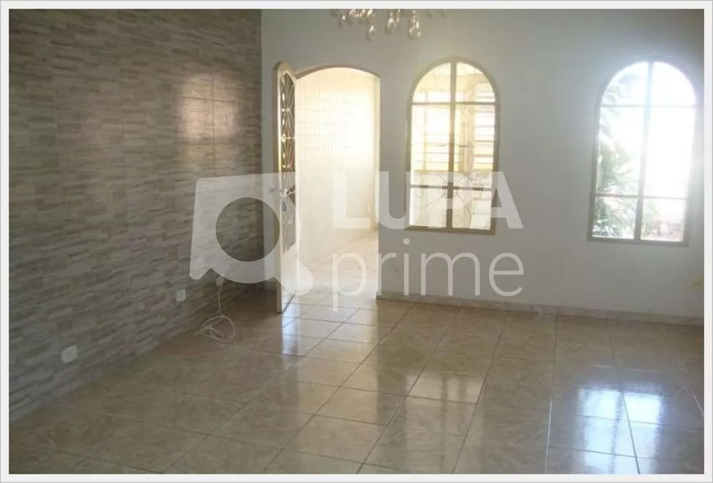 Casa à venda com 3 quartos, 186m² - Foto 1